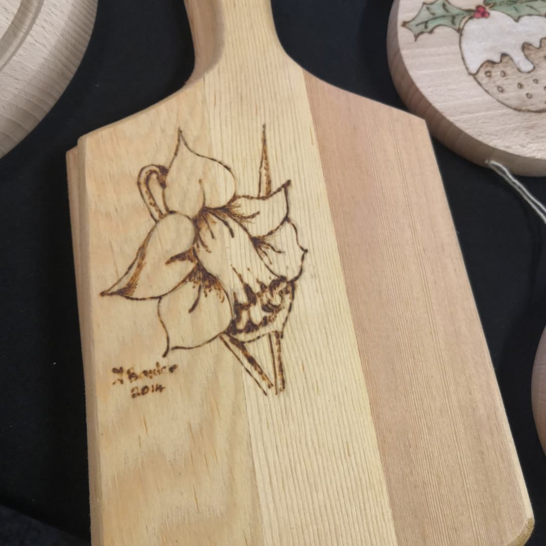 FromSelsey's tweet photo. @juleswoodandglasscrafts  has fabulous Chopping boards decorated with pyrography in the #LoveFromSelsey pop up shop this week
#selsey #westsussex #bunnleisure #SmallBizSaturday https://t.co/M652CbgBeW
