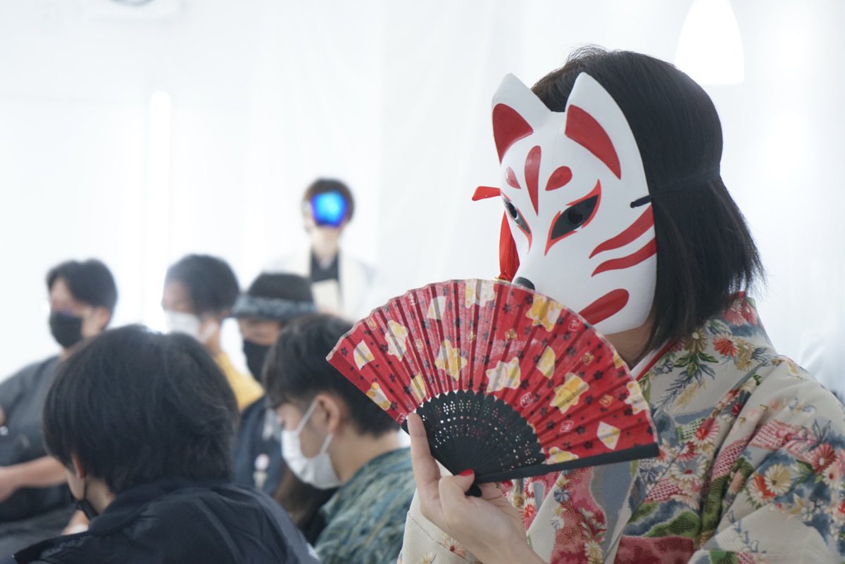 ai_kaming's tweet photo. 本日は(故)KaMiNG  SINGULARITYの神葬式にご参列くださり、心より御礼申し上げます。この3年間関わってくださった全ての皆様のおかげで、世にも美しい舟出を迎えるに至りました。

回顧展は11/2まで催しておりますので、ぜひご来場くださいませ。

喪主 @amemi_c5 https://t.co/9KZcQHzpVX