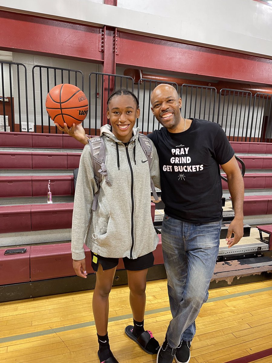 jasoncurry_nyc's tweet photo. I went out to Jersey to see Mikayla Blakes play & bumped into some other pretty cool dudes that I know. 😂🏀 #SheKilled #SuperProud #Goddaughter #StudentAthlete #FamilyTies #CollegeFriends https://t.co/mGzZfp5Nzq