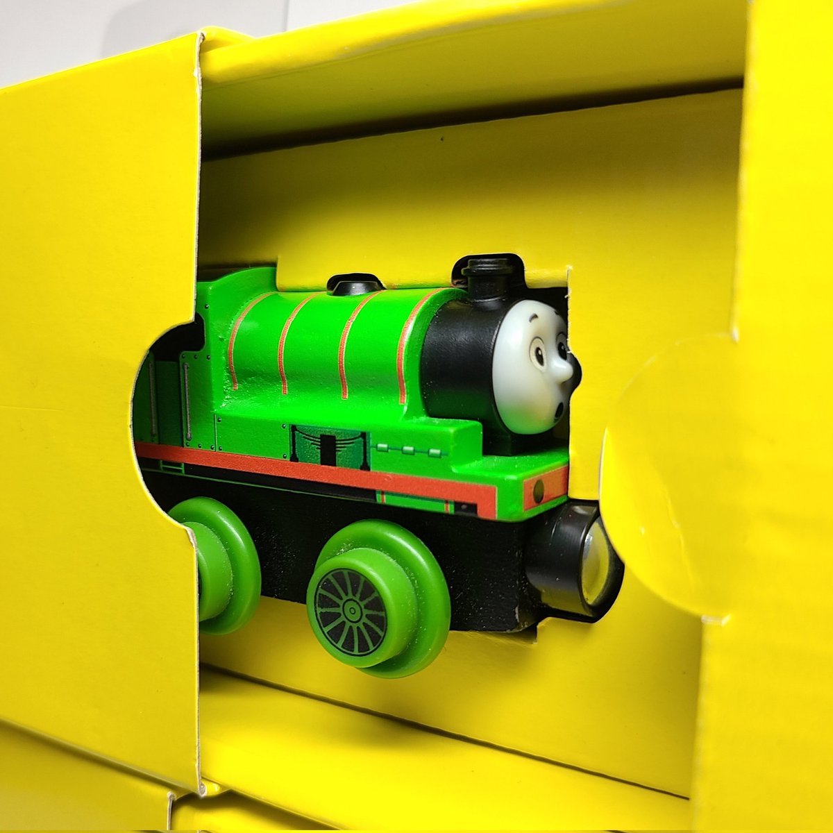 カリオt Calliope 次はロージー Cgでは横を向いていますが今回入手した物は正面を向いています Woodよりも若干明るいカラーをしていますね ドームだけじゃなく屋根の出っ張りまでプラで出来ています