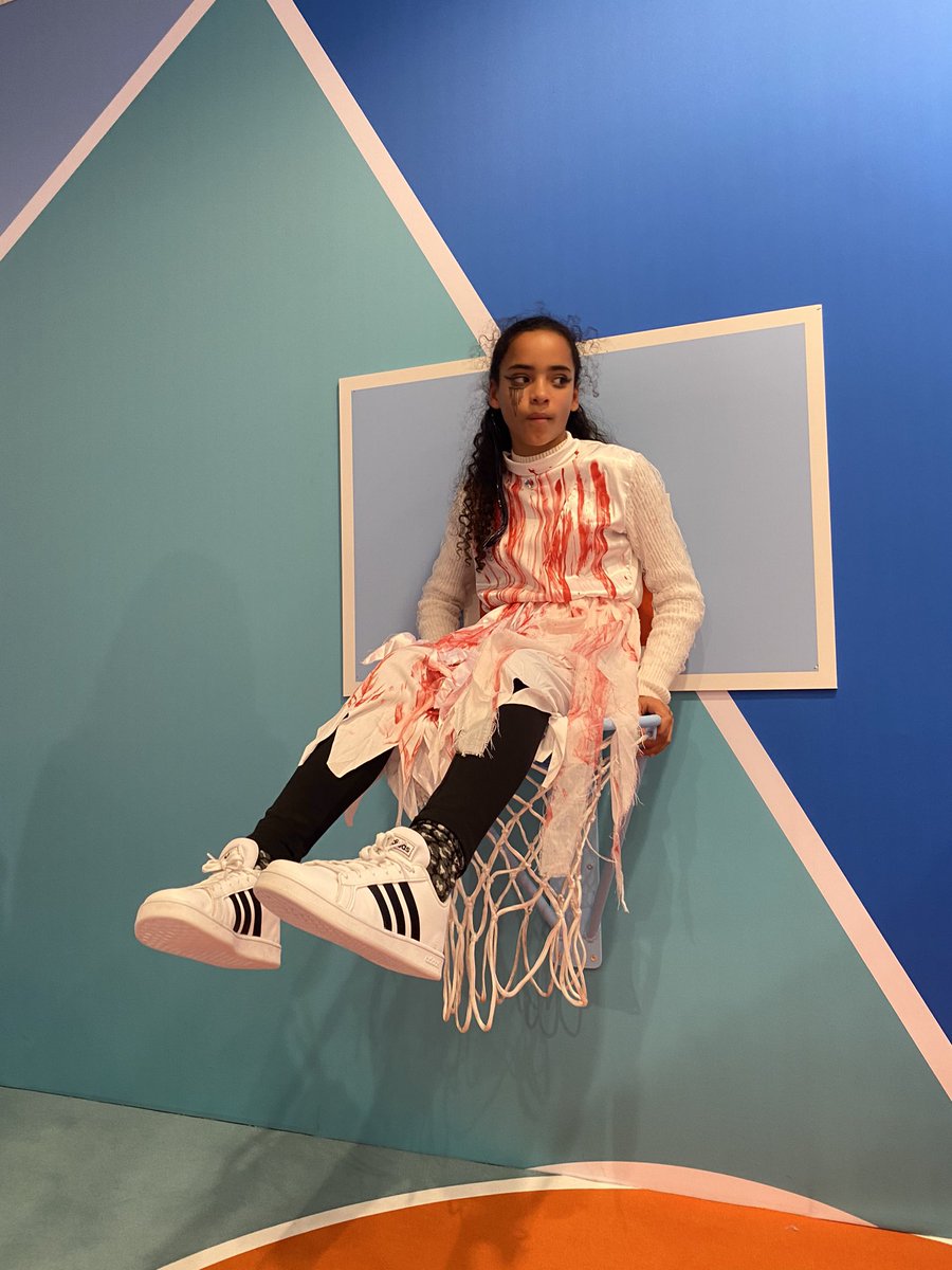 bobaesen's tweet photo. Wanneer je halloweenfeestje hebt om 14:00 en een de opening van Smile Safari Rijsel om 18:00 👻 (btw hoe hard matcht Noah z’n fit met de decors omg i can’t) https://t.co/ilo0ua6sq6