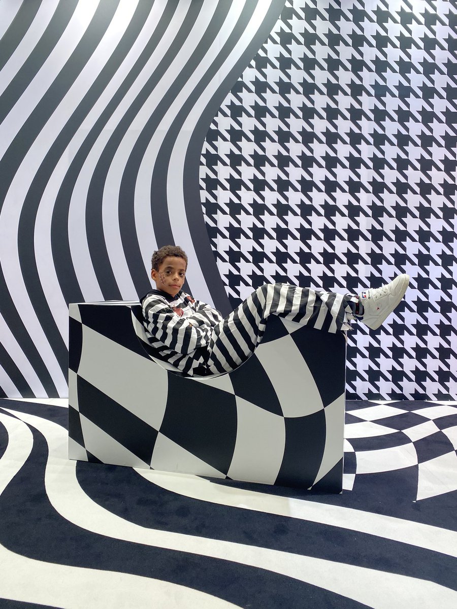 bobaesen's tweet photo. Wanneer je halloweenfeestje hebt om 14:00 en een de opening van Smile Safari Rijsel om 18:00 👻 (btw hoe hard matcht Noah z’n fit met de decors omg i can’t) https://t.co/ilo0ua6sq6
