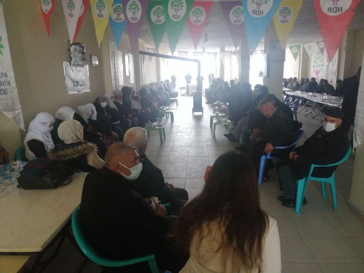 muratsarisac's tweet photo. Em li Ebexê bi beşdariya parlamenter, rêvebir û saziyên me digel gelê xwe yê hêja ne. Hêza me ji sekna malbatên me tê, hêvî bi xwedîderketina gelê me mezin dibe. Bêguman em ê bi yekîtiya miletê xwe serbikevin. #Çaldıran, #Ebex, #HDP ✌️ https://t.co/zRG8sFhBTP