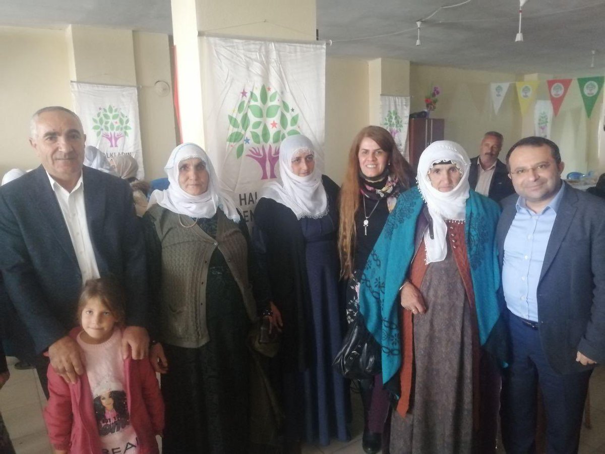 muratsarisac's tweet photo. Em li Ebexê bi beşdariya parlamenter, rêvebir û saziyên me digel gelê xwe yê hêja ne. Hêza me ji sekna malbatên me tê, hêvî bi xwedîderketina gelê me mezin dibe. Bêguman em ê bi yekîtiya miletê xwe serbikevin. #Çaldıran, #Ebex, #HDP ✌️ https://t.co/zRG8sFhBTP