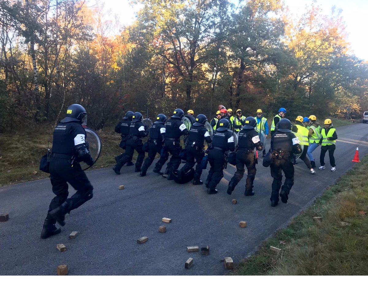 OOVSupport's tweet photo. En weer is er een training / opleiding afgerond in de afgelopen tijd. Deze keer voor de BijstandsEenheden van de Koninklijke Marechaussee, waarbi de figuranten van OOV-Support een ondersteunende rol hebben gehad.

Lees hier meer: https://t.co/4frpZJIbvO https://t.co/k8K54j1lYQ