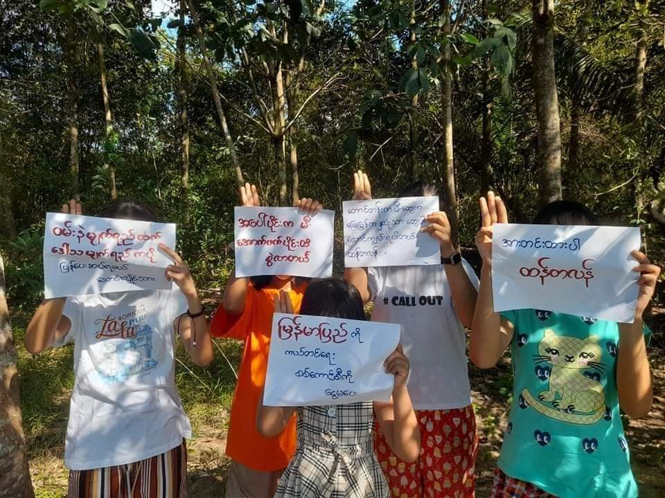 LeeDam_3's tweet photo. Young ppl in #Longlone Tsp staged an anti-coup demonstration, standing with the ppl of Thantlang Tsp.
#WarCrimesOfJunta
#Oct30Coup  
#WhatsHappeningInMyanmar
#HelpChinState https://t.co/q0YG70baWO