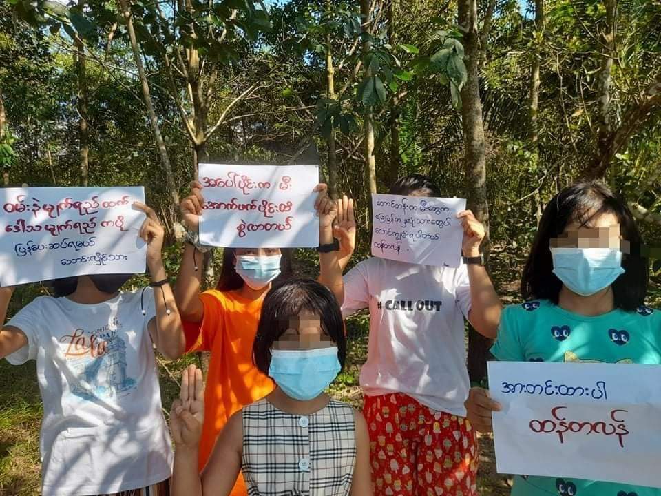 LeeDam_3's tweet photo. Young ppl in #Longlone Tsp staged an anti-coup demonstration, standing with the ppl of Thantlang Tsp.
#WarCrimesOfJunta
#Oct30Coup  
#WhatsHappeningInMyanmar
#HelpChinState https://t.co/q0YG70baWO