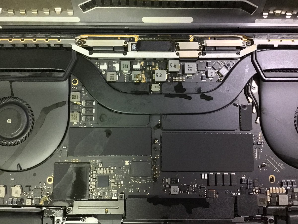 digitalkyumei's tweet photo. 結構大量にコーヒーこぼしとのこと
なんとか復旧させたいところです

#MacBookPro 
#水没 https://t.co/ARXZpC5G51