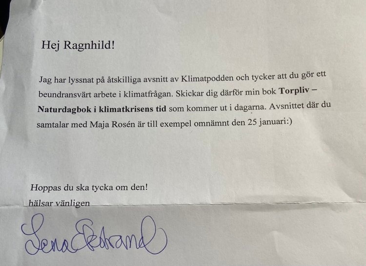 RagnhildLarsson's tweet photo. @Klimatpodden har världens bästa lyssnare! Tänk att få ett sånt här fint brev och boken Torpliv- Naturdagbok i klimatkrisens tid, av journalisten och författaren Lena Ekstrand.
🙂 Tack!!!🙏🏻❤️🌏
#klimat #klimatkris #torpliv #natur #klimatpodden https://t.co/wh6PRdZSdh