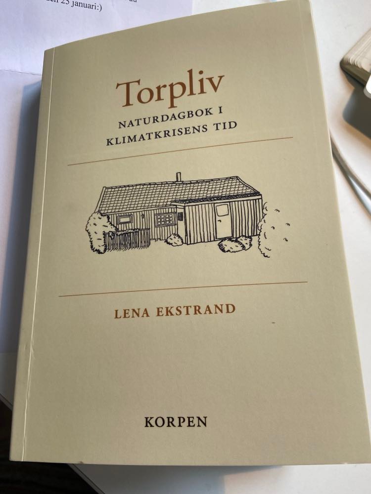 RagnhildLarsson's tweet photo. @Klimatpodden har världens bästa lyssnare! Tänk att få ett sånt här fint brev och boken Torpliv- Naturdagbok i klimatkrisens tid, av journalisten och författaren Lena Ekstrand.
🙂 Tack!!!🙏🏻❤️🌏
#klimat #klimatkris #torpliv #natur #klimatpodden https://t.co/wh6PRdZSdh