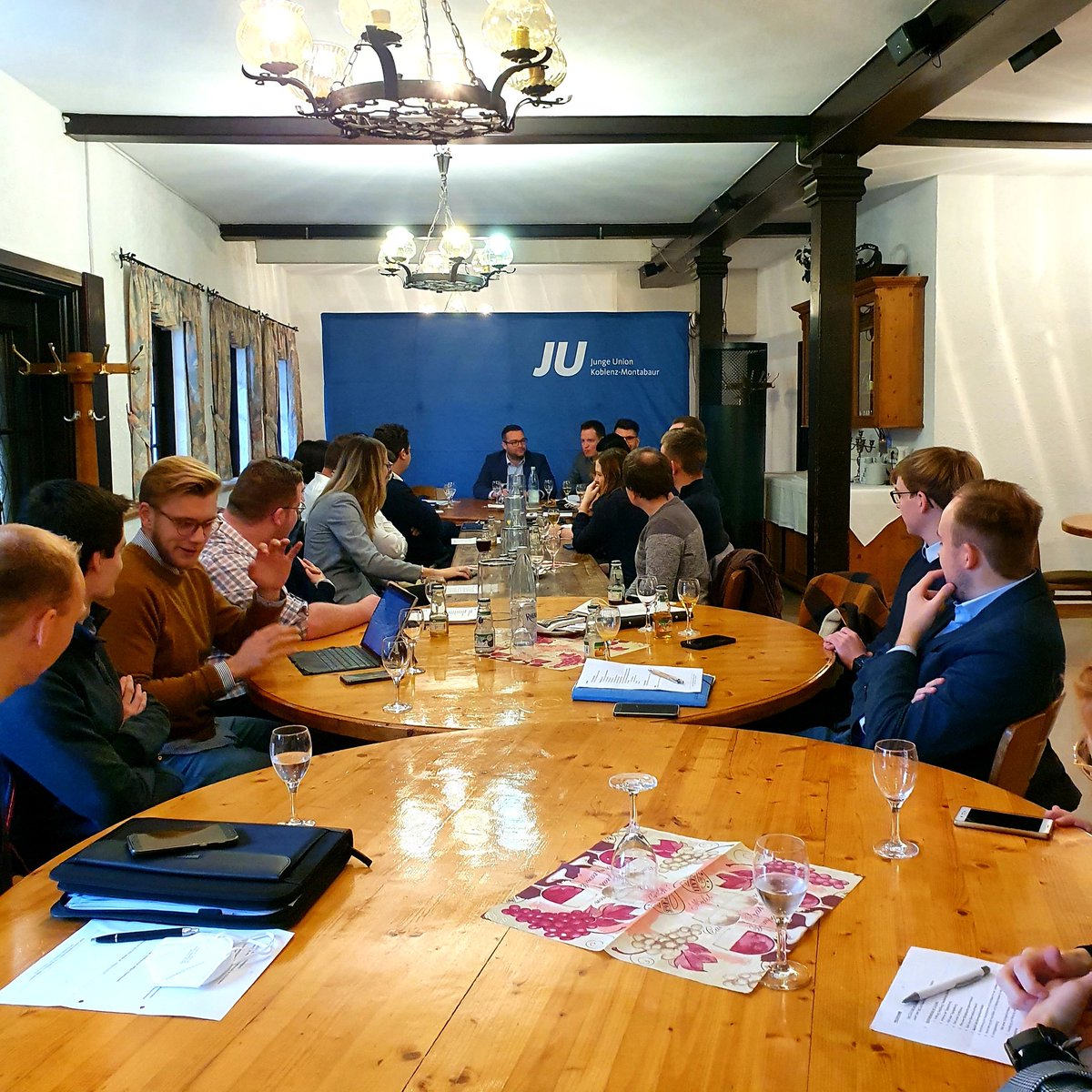 JUKoMo's tweet photo. Europaabgeordneter Ralf Seekatz ist heute zu Gast auf unserem Bezirksausschuss in #Koblenz.

Außerdem stehen Nominierungen für den Landesvorstand der @JURLP  und Deutschlandrat der @Junge_Union auf der Tagesordnung.

#ju #jukomo #jurlp #jungeunion #politics #Koblenz #Weingut https://t.co/OJle8YSjJa