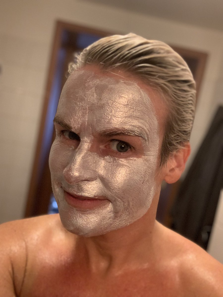 NaalAglo's tweet photo. Hahaha! Beep me Up! Nieuw gezichtsmaskerโฆ verrassing dat ie zilver isโฆ. #GlamGlow #GravityMud #Hollywood #allesvoordeschoonheid ๐ https://t.co/F4FtddzdDA
