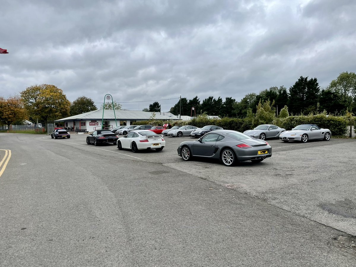 SCSPORSCHE's tweet photo. Our track day @CastleCombeUK #scsporsche#castlecombeuk https://t.co/DT98cNEokJ