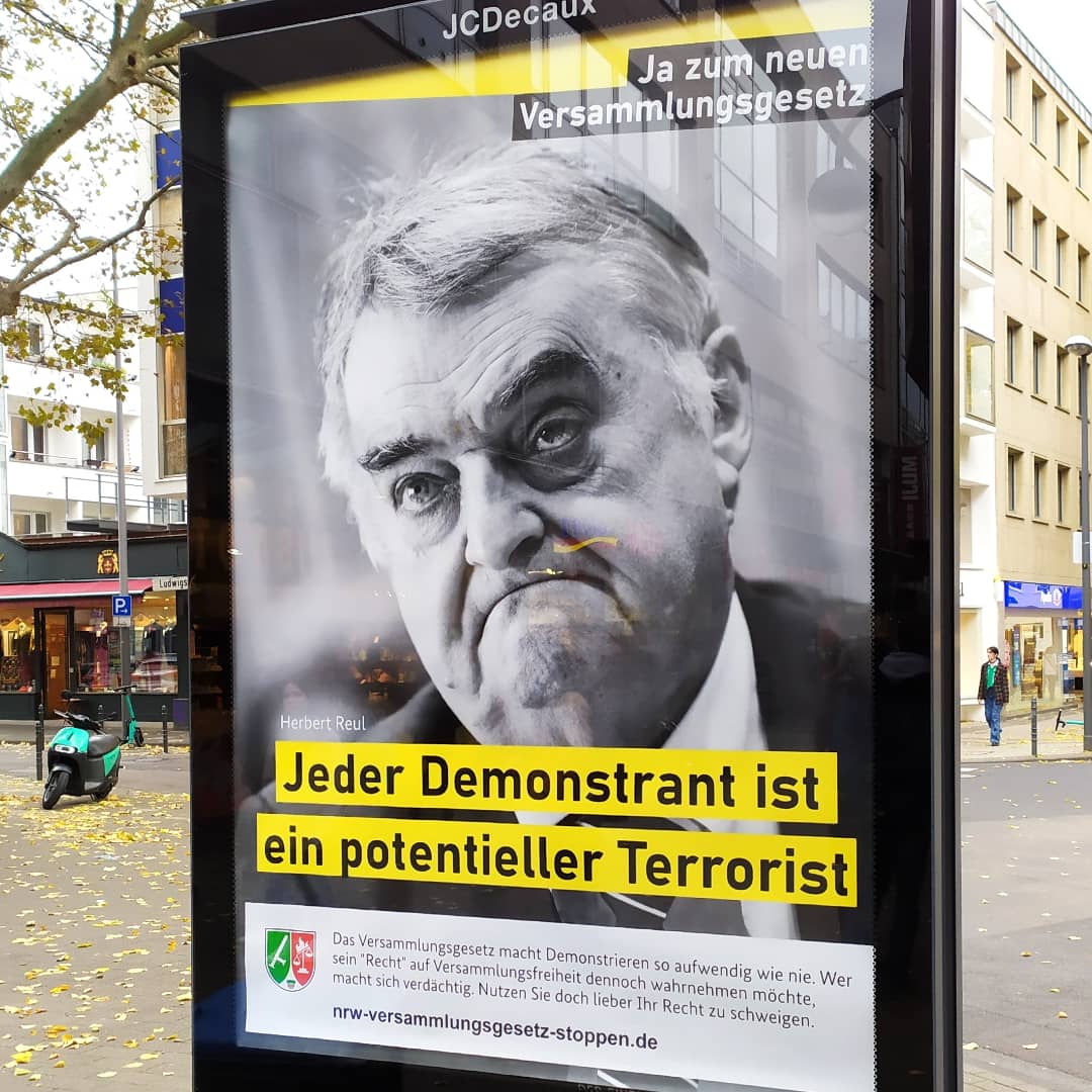 Schwarz-Gelb sägt an den #Grundrechte|n, wir sägen zurück. #Adbusting zu #VersGNRWstoppen adbusting.blackblogs.org/2021/10/30/ver… #noversgnrw #k3010 #lindner #laschet #reul #Koeln #polizeigewalt
