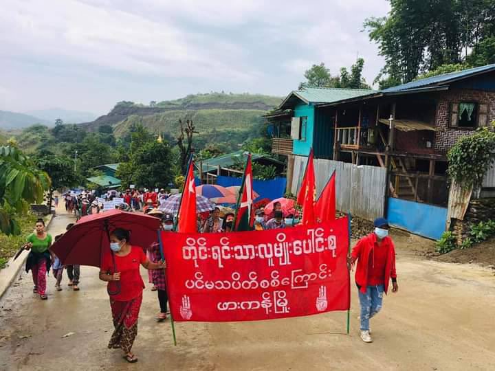HsuChiKo1's tweet photo. Multi-ethnic Strike from #Hpa-Kant Tsp marched on the streets to overthrow the Military Dictatorship and showed their support for KIA, PDF and @NUGMyanmar. #WarCrimesOfJunta #Oct30Coup   #WhatsHappeningInMyanmar https://t.co/B0VBKLpeff