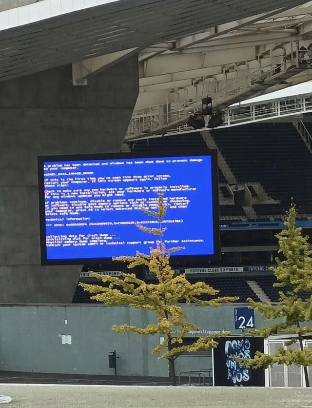 almadalobo's tweet photo. The bigger the screen the bigger the embarrassment… but at least it’s a blue screen #FCPorto #WindowsBlueScreen https://t.co/0mxU9Vv7Vr