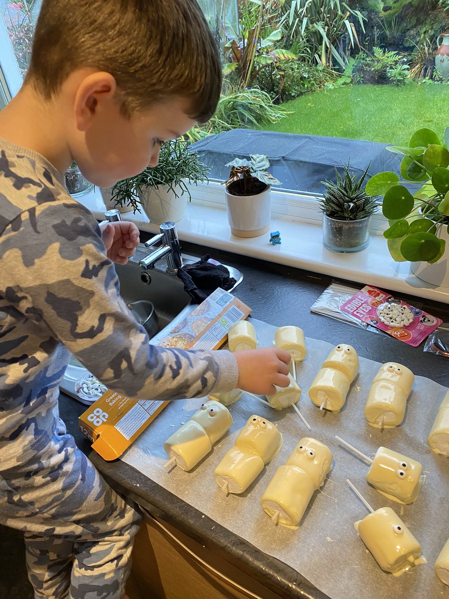 DeeebsPaton's tweet photo. F‘s been busy this morning making some spooky treats 💙 @MissRCallaghan @BankierPrimary https://t.co/viRqc5KNoe