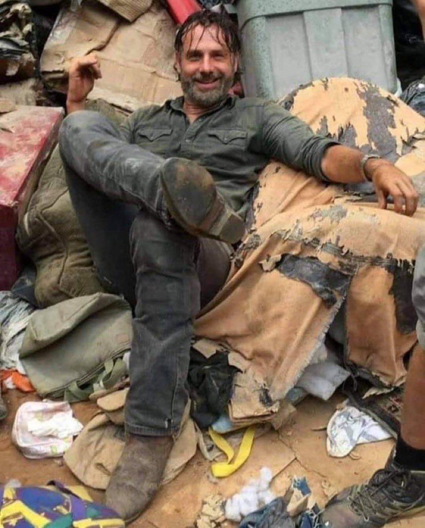 Rick__GrimesW_D's tweet photo. happy halloween weekend 🎃 https://t.co/lHeyR6JIju