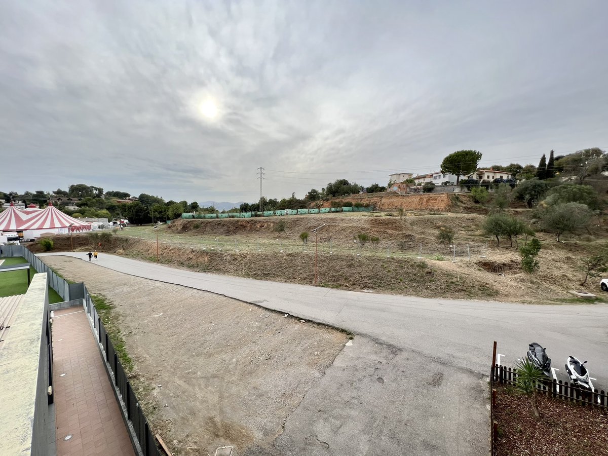 xavimar98's tweet photo. @santjustcat me pregunto…
Para cobrar tasas de licencias, sí.
Para hacer buen uso de ese dinero, lo dudo.
El movimiento de tierras junto al pabellón de La Bonaigua está llenando las pistas de polvo, que sumado al deficiente mantenimiento de la instalación está provocando caídas. https://t.co/w4H46Q3SBK