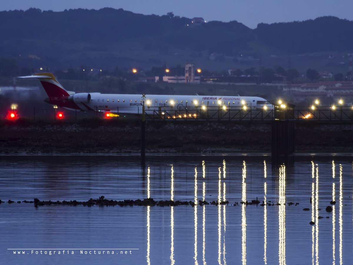 jmmpereda's tweet photo. Nueva entrada blog: Avión de @Iberia #AeropuertodeSantander #SeveBallesteros
#Fotografianocturna #Cantabrianocturna #Compartecantabria #Cantabriaturismo #NosvemosenCantabria #Cantabriainfinita 
#Cantabriamasxdescubrir @AParayas 
⤵️⤵️⤵️
https://t.co/V02oqQEAsS https://t.co/Aj6wsJbnii