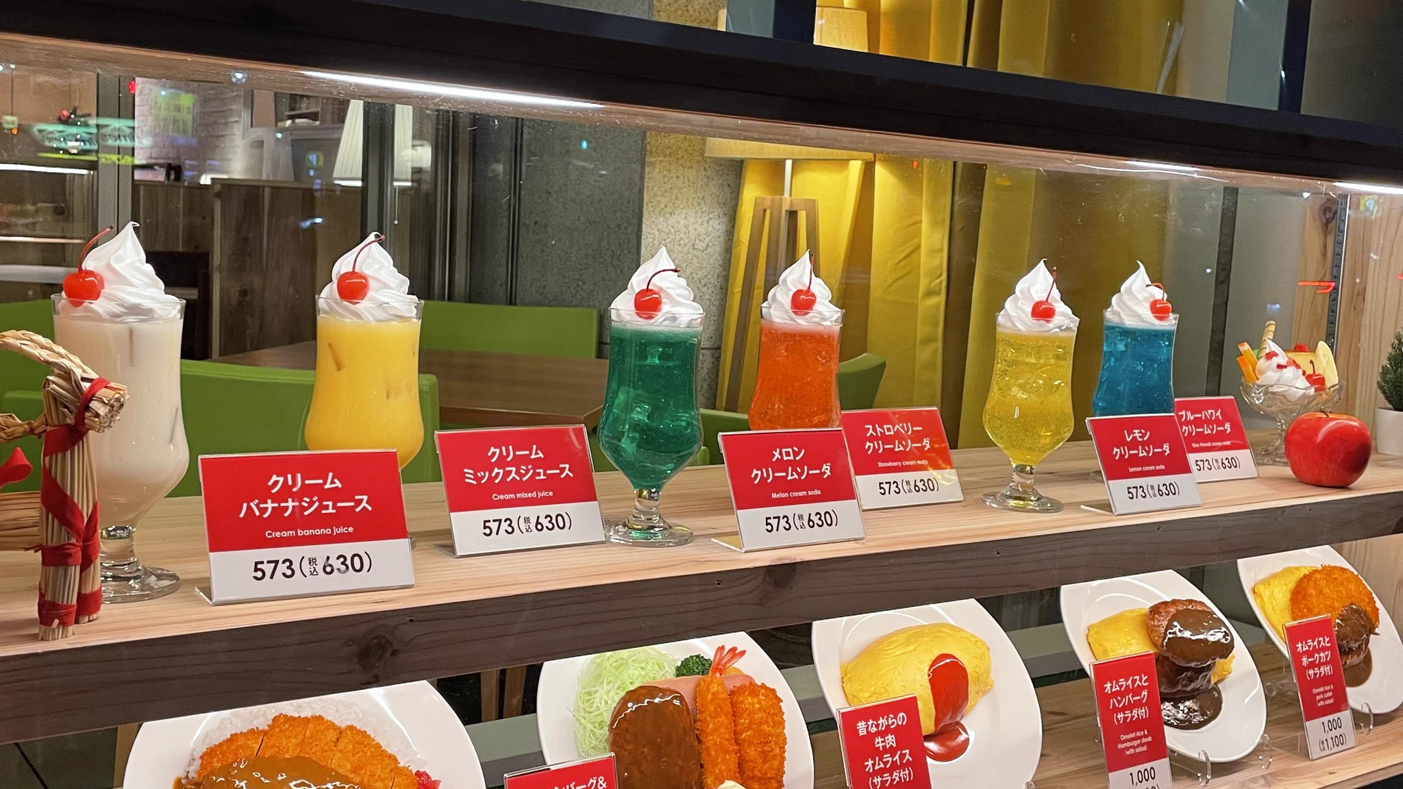 様々なクリームソーダや軽食が楽しめる！丸の内にレトロ喫茶 ピノキオがオープン！