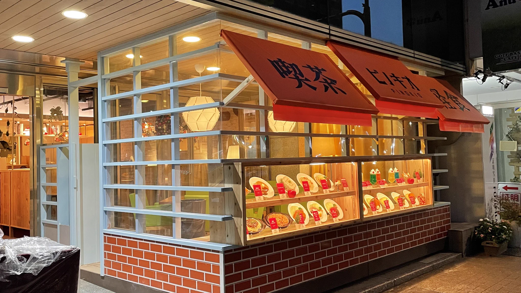 様々なクリームソーダや軽食が楽しめる！丸の内にレトロ喫茶 ピノキオがオープン！