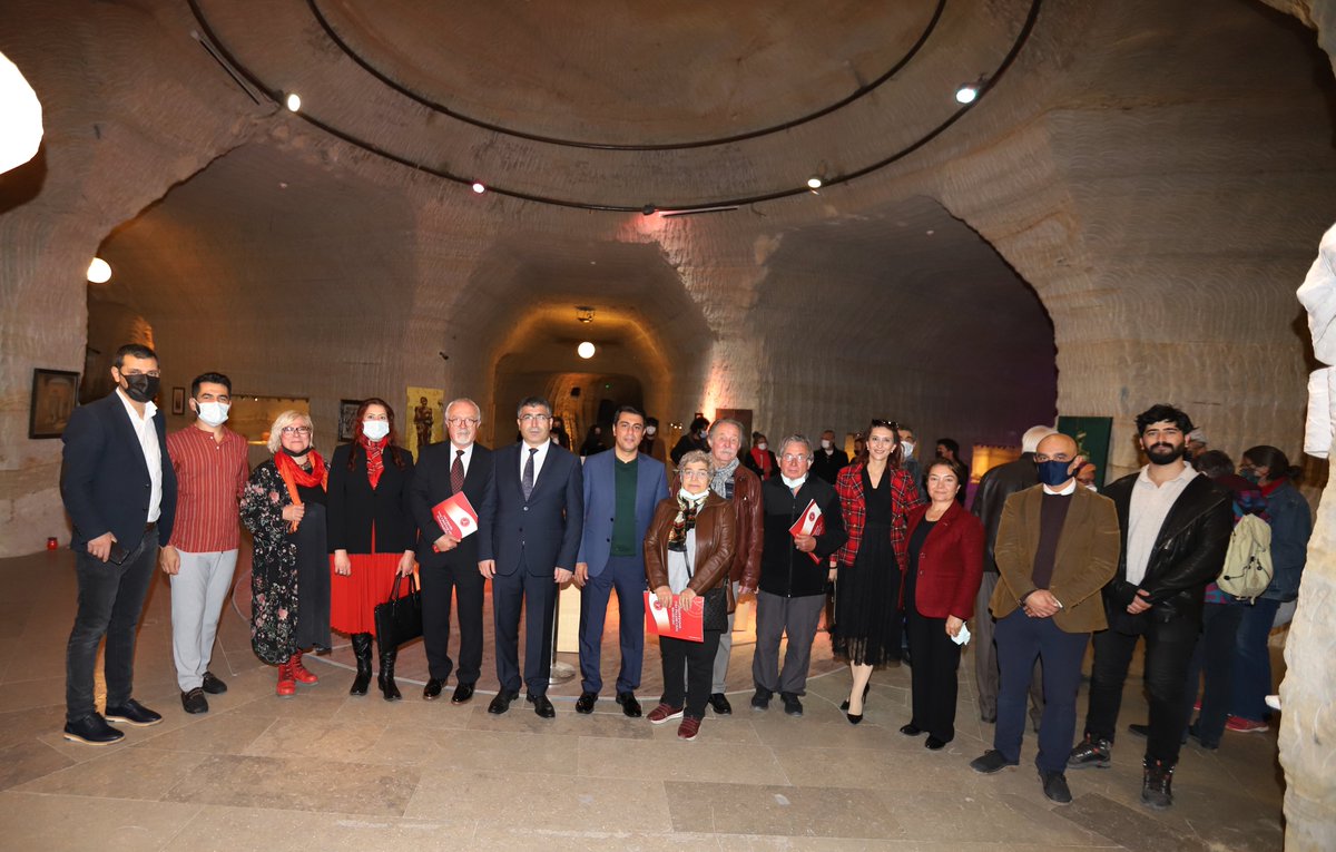 #NEVÜ Rektörü Prof. Dr. <a href="/semihaktekin/">Semih AKTEKİN</a>, #Cumhuriyet’in Kuruluşunun 98. Yılı etkinlikleri kapsamında NEVÜ Resim Bölümü tarafından düzenlenen ülke genelinden sanatçıların eserlerinin yer aldığı '20. Yıl Ekim Geçidi' sergisinin açılışına katıldı👉nevsehir.edu.tr/tr/30018