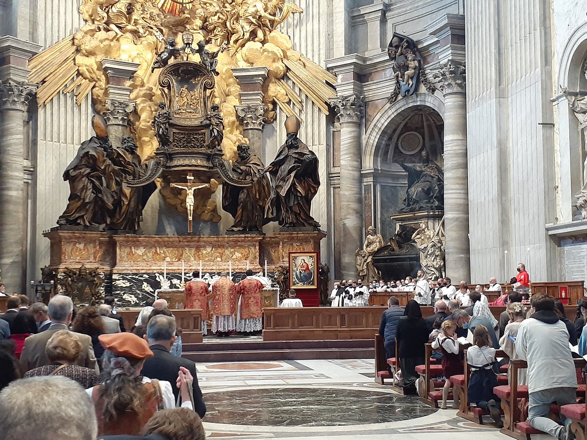 edilgiglio's tweet photo. #Summorum #Pontificum: oltre 500 in San Pietro per la S.Messa Tridentina celebrata da Mons. Patrick #Descourtieux https://t.co/yF8QBICL7K