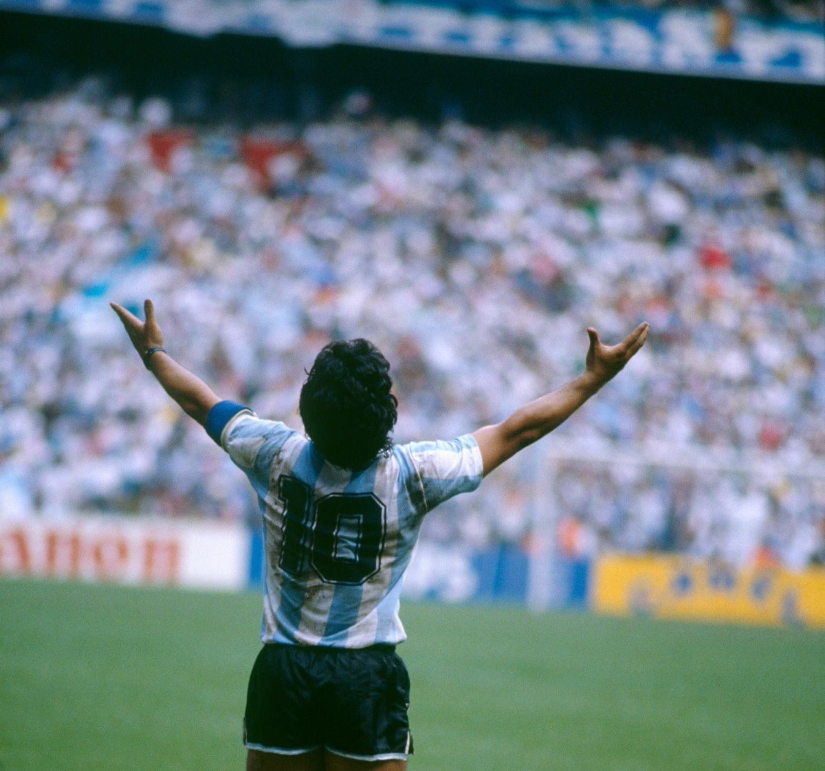 MaradonaPICS's tweet photo. feliz cumple, Diego #Maradona https://t.co/dMsRw60LVt