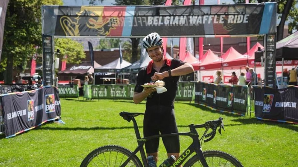 sporza_koers's tweet photo. Remco Evenepoel rijdt morgen de  Belgian Waffle Ride: een Vlaamse koers door een krankzinnige Amerikaanse bril

Wat is het? Je leest het hier ➡ https://t.co/BGejMYOyZc https://t.co/flazWNs33X