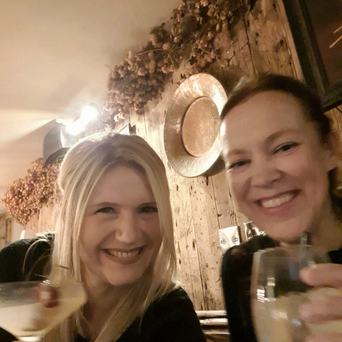 grassebath's tweet photo. Had a fab night last night 🍸🍷🥂 #friendsforyears #friendship #funtimes #cocktails #wine #dinner #laughter #girlsjustwannahavefun #happyvibes #fridaynight #weekend #goodtimes https://t.co/I5m5u3unam