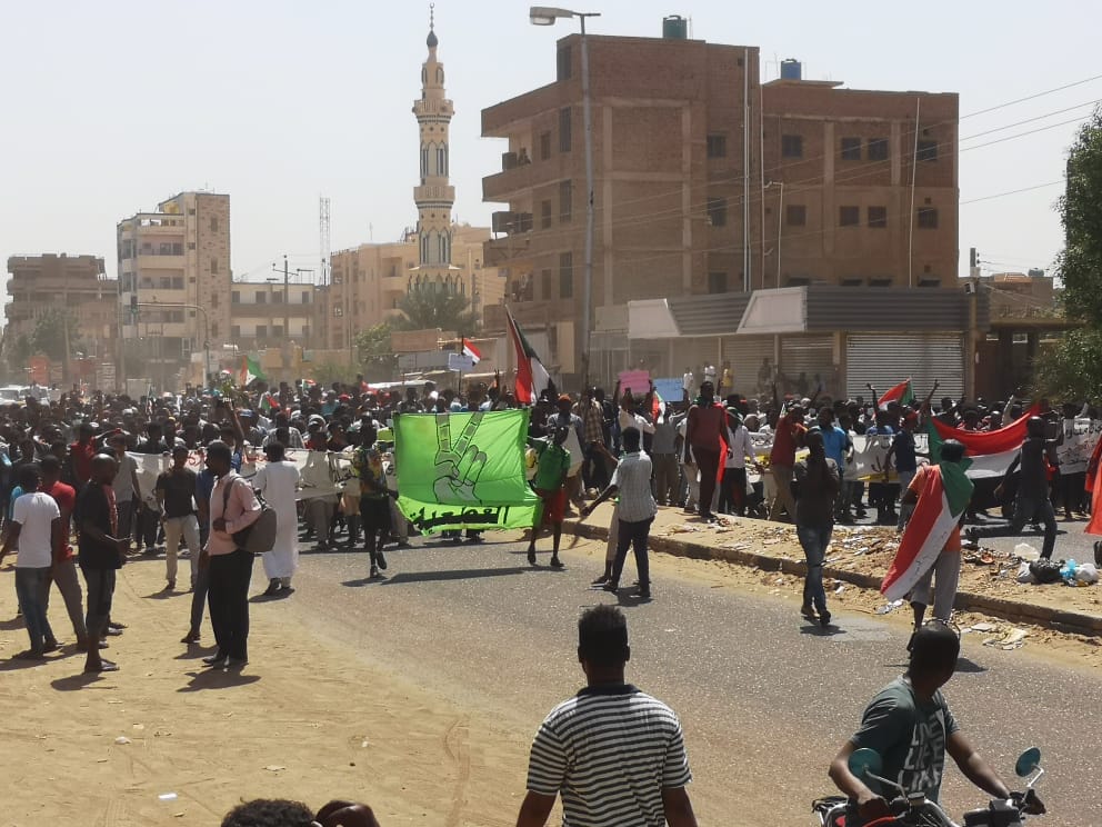 SCPSudan's tweet photo. صور لبداية إنطلاق موكب  #مليونية30اكتوبر بالصحافة في العاصمة #الخرطوم اليوم السبت الموافق 30 أكتوبر 2021م رفضا للإنقلاب العسكري في #السودان 

#العصيان_المدني_الشامل 
#لا_للانقلاب_العسكري 
#الردة_مستحيلة
#SudanCoup https://t.co/rXqB1zBDUy