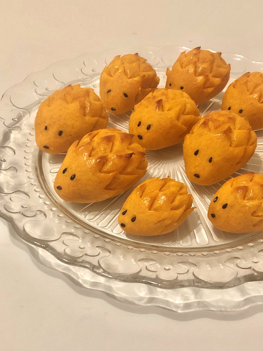 毎年恒例になってるハリネズミのスイートポテト🦔🍠
今年はアヤコマチを使ったのでオレンジ色の子達ができました🧡！