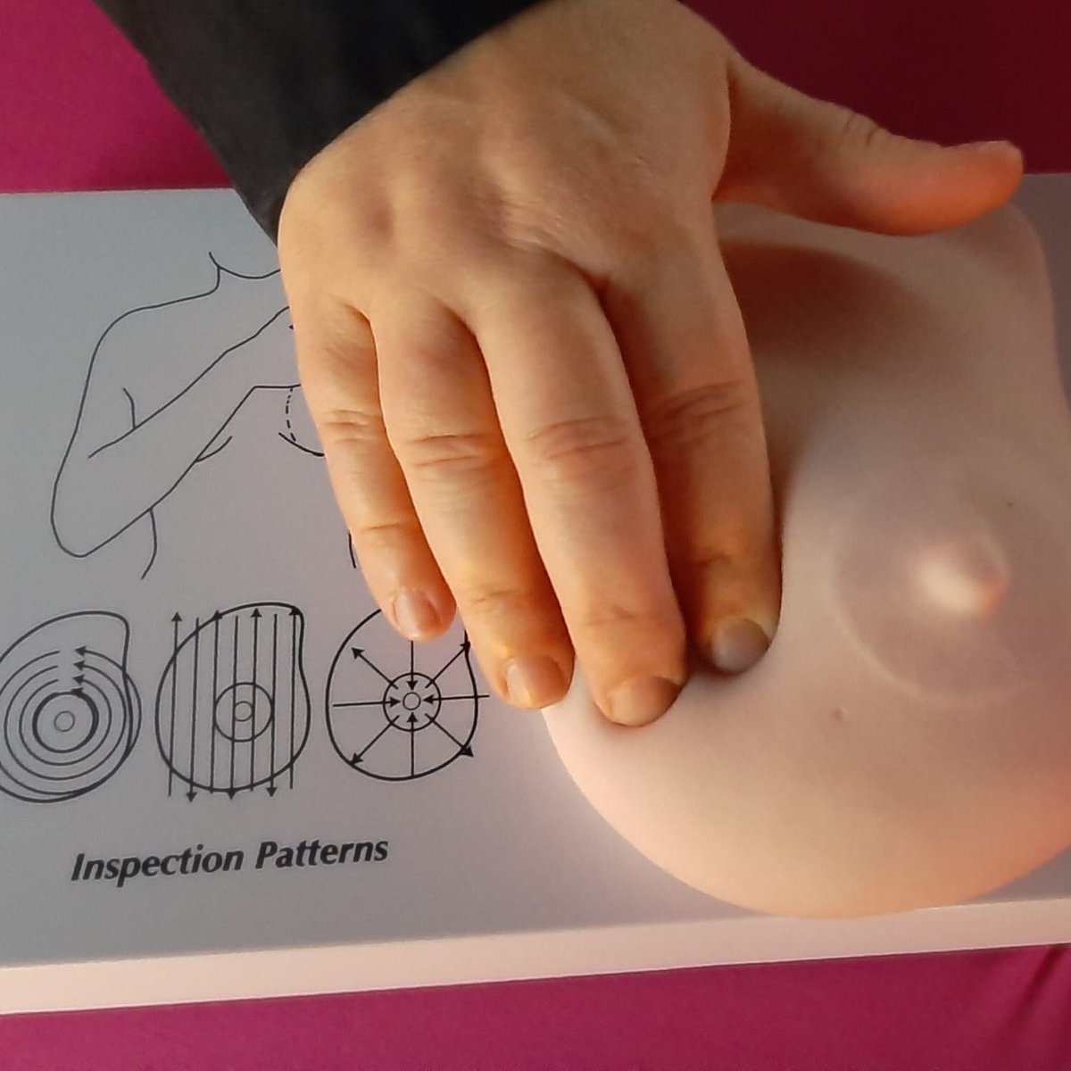 BenoitDurnez's tweet photo. Afsluiting (in regen en wind) van de internationale actiemaand in de strijd tegen borstkanker met een bezoek van de medewerkers radiologie en borstkliniek @az_delta aan de weekmarkt van Menen. Belang van #preventie #sensibilisering #screeningsmammografie https://t.co/zEqvtnEIiO
