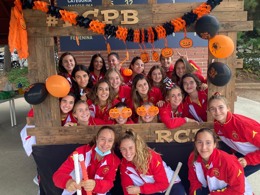 Sub21femHockey's tweet photo. Ayer pasando un buen rato con la escuela del RCPB celebrando Halloween!!! 🎃
Gracias a todas por asistir y agradecer también a @RCPoloBarcelona por ofrecernos las instalaciones durante esta concentración 💪🏽 https://t.co/KAK17WXiEF