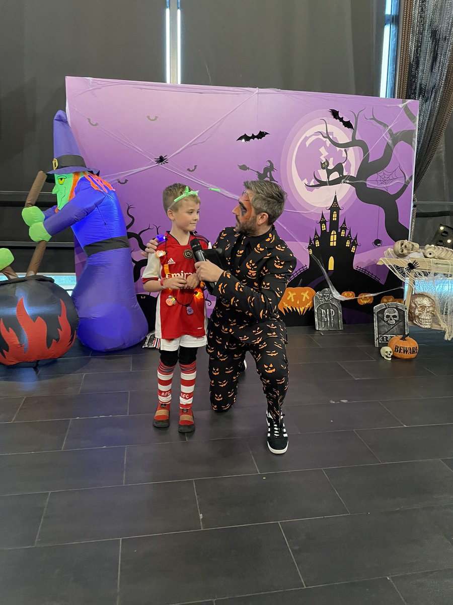 djalmina's tweet photo. @MrNigelMitchell lovely meeting you last night Nigel #juniorgunners #halloweenparty https://t.co/hPhKIwNxbz