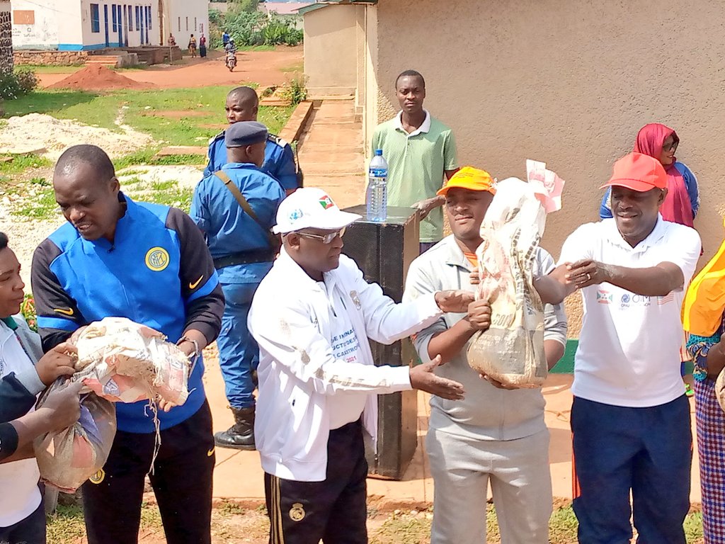 ABPInfos's tweet photo. 1/2 #Burundi Le DG de la police de protection civile, le CP #Anicet_Nibaruta et #samuel_Ndayisenga, coordonnateur de l'#ONPRA ont solidairement donné une contribution de 40 sacs de Ciment équivalent à 1,4 million. https://t.co/db9NKrLMP0