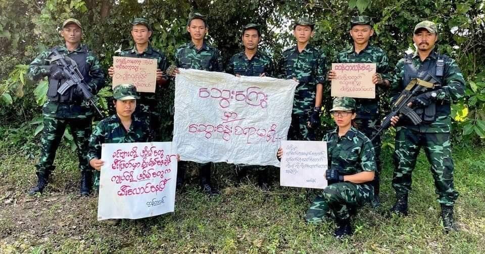 TheChindwin's tweet photo. People Defense Forces (PDF) has announced that they avenge for what happened in #Thantlang  Town, vowing that there is no way to negotiate with the military junta when it comes to the debt for blood.
#WhatsHappeningInMyanmar https://t.co/kyOzNByg9Y
