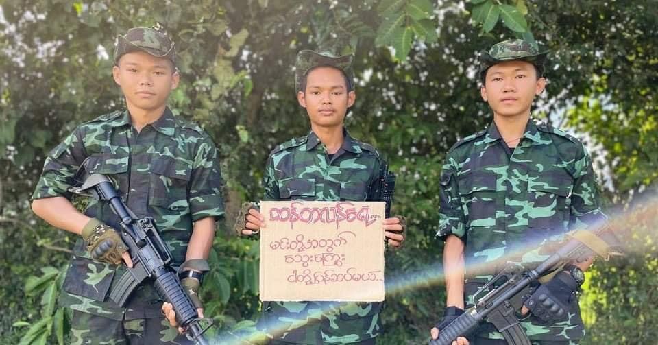 TheChindwin's tweet photo. People Defense Forces (PDF) has announced that they avenge for what happened in #Thantlang  Town, vowing that there is no way to negotiate with the military junta when it comes to the debt for blood.
#WhatsHappeningInMyanmar https://t.co/kyOzNByg9Y