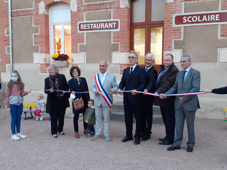Prefet03's tweet photo. JF Treffel, @Prefet03, a inauguré le restaurant scolaire de #Lenax en présence P. Baudelot, maire,B. Peyrol, députée,C. Corti, sénatrice,D. Lindron, cons régional,F. Maridet, cons départemental,R. Litaudon, pdt comcom
➕préservation église & projet écomusée dans ancienne tuilerie https://t.co/i5nQLplgLG