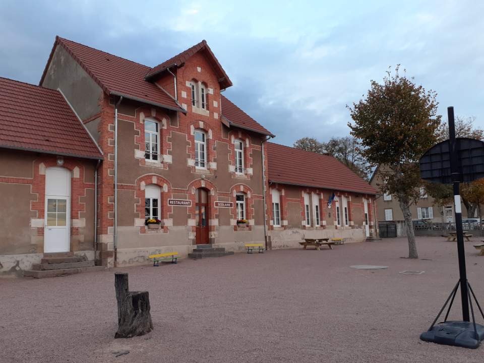 Prefet03's tweet photo. JF Treffel, @Prefet03, a inauguré le restaurant scolaire de #Lenax en présence P. Baudelot, maire,B. Peyrol, députée,C. Corti, sénatrice,D. Lindron, cons régional,F. Maridet, cons départemental,R. Litaudon, pdt comcom
➕préservation église & projet écomusée dans ancienne tuilerie https://t.co/i5nQLplgLG