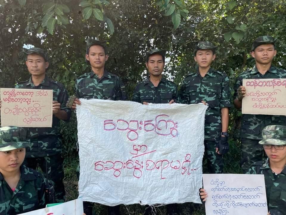 TheChindwin's tweet photo. People Defense Forces (PDF) has announced that they avenge for what happened in #Thantlang  Town, vowing that there is no way to negotiate with the military junta when it comes to the debt for blood.
#WhatsHappeningInMyanmar https://t.co/kyOzNByg9Y