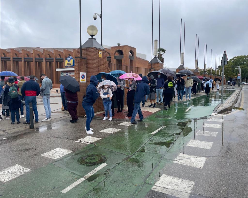 fernandezcenter's tweet photo. Día de lluvia en el salón del motor.......pero no hay quien nos pare, seguimos promocionando el glp con nuestros vehículos convertidos y muchas más novedades y sorpresas, adaptándonos a la climatología.
¡Os esperamos!#salondelmotor2021 @FEDEME_ @fibesevilla https://t.co/JC1uI5DCx0
