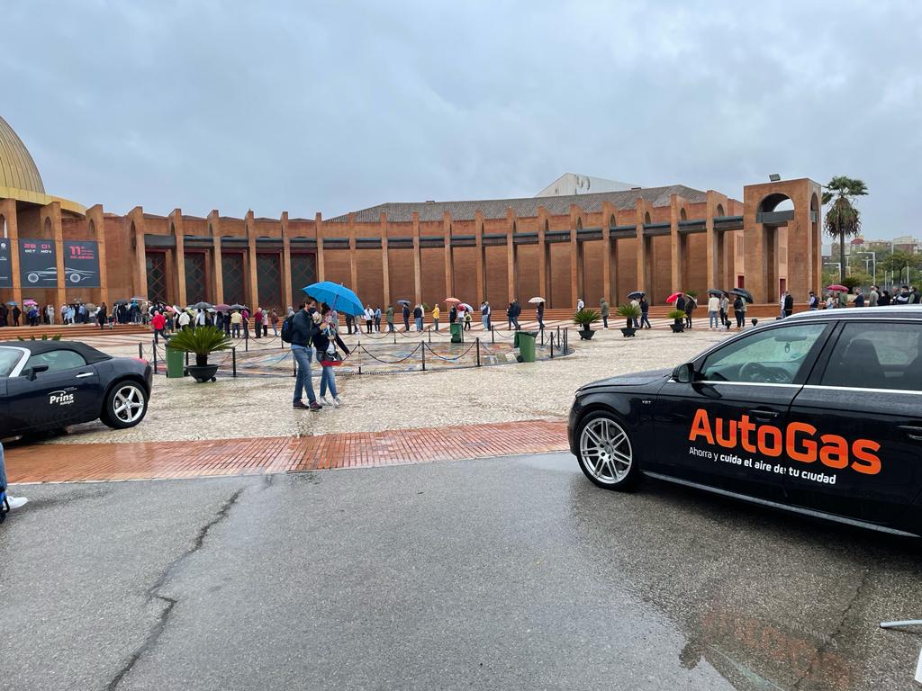 fernandezcenter's tweet photo. Día de lluvia en el salón del motor.......pero no hay quien nos pare, seguimos promocionando el glp con nuestros vehículos convertidos y muchas más novedades y sorpresas, adaptándonos a la climatología.
¡Os esperamos!#salondelmotor2021 @FEDEME_ @fibesevilla https://t.co/JC1uI5DCx0