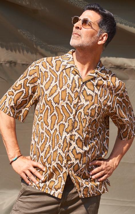 Areree Raju sooryavanshi k ander aa gya 
The all time fav pose by our great raju 
#WaitingPoseForSooryavanshi