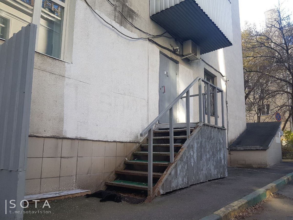 Под двери офиса фонда Льва Пономарева «В защиту прав заключенных» подложили мертвую черную кошку. Кошка была убита незадолго до этого, о чем свидетельствуют свежие кровоподтеки. 

Напомним, фонд занимается расследованием массовых изнасилований заключенных в иркутских СИЗО.