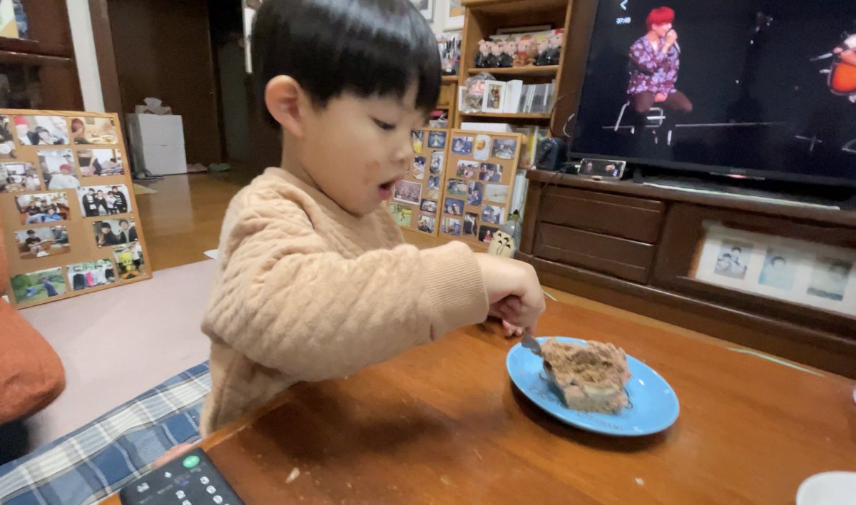 jimo_kopan's tweet photo. 母のケーキ🎂😊
#HappyEichanDay https://t.co/hZ0zc5Ahmj
