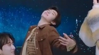 kungyaz_'s tweet photo. sunghoon imitating sunoo when taking selca 😭 this boy really https://t.co/rN5ecWUYyi