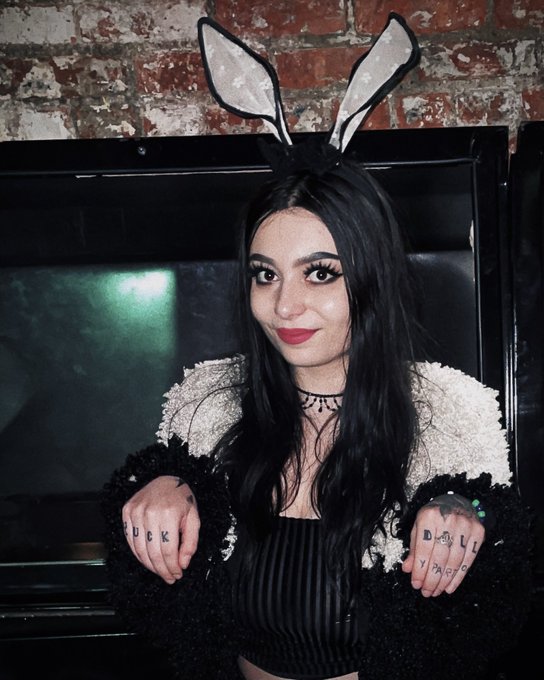 gm u can see my nipple ring thru my shirt🥴🐰⚰️ https://t.co/RQvCmMKo6h