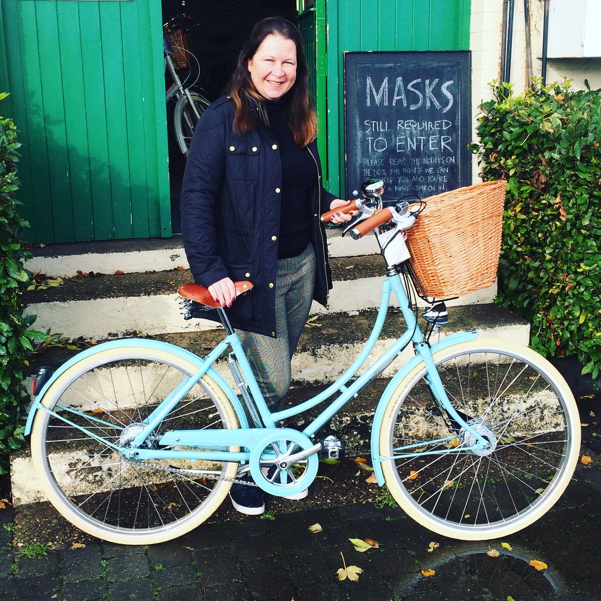 Fionnuala collecting her new Pashley Britannia.
#newbike #pashleybritannia